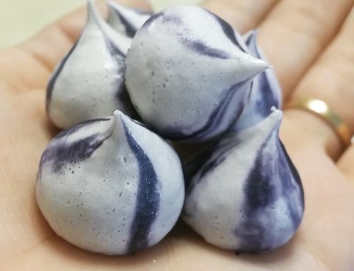 STRAWBERRY MERINGUE KISSES